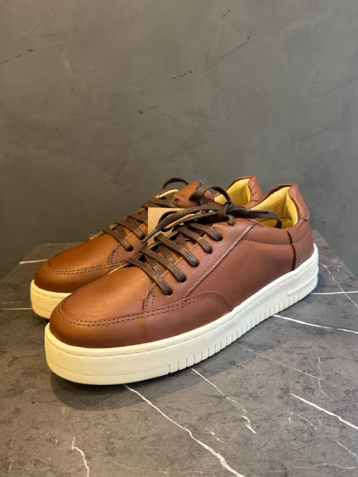 Sneaker Preto e Marrom